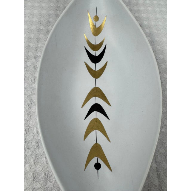 Authentic Stig Lindberg Pongo tray in excellent vintage condition. This distinctive leaf-shaped ceramic piece exemplifies...