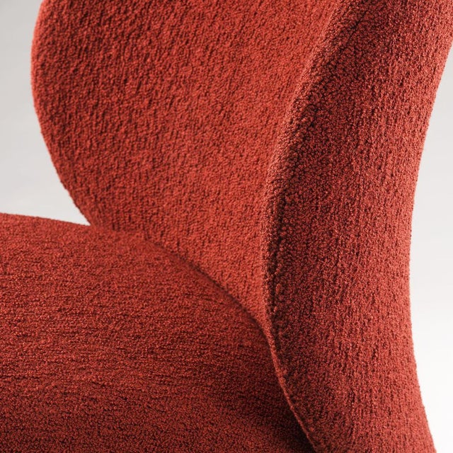 The Hillary Easy louge chair features a generously proportioned backrest that offers exceptional comfort and presence. Its...