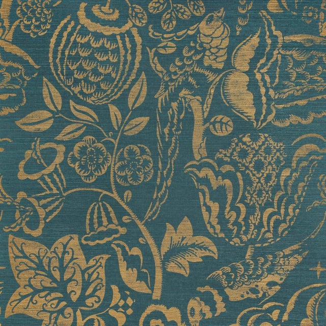 Contemporary Sample - Schumacher Uccello Sisal Wallpaper in Gold on Peacock For Sale - Image 3 of 3