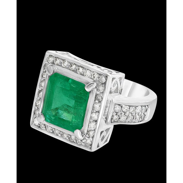 Traditional 4 Carat Emerald Cut Colombian Emerald and Diamond Ring 14 Karat Gold Estate For Sale - Image 3 of 18