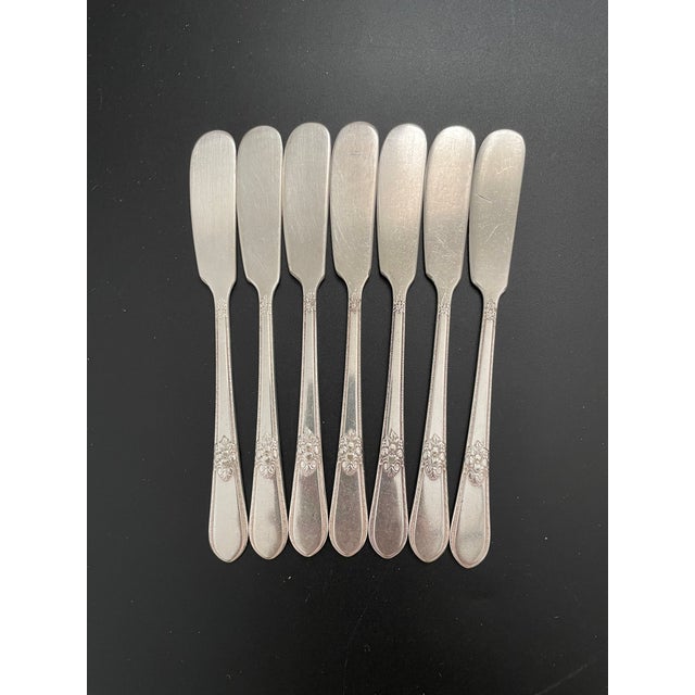 83 Pieces 1847 Rogers Bros. Adoration 1930 Silverplate Flatware Set - Service for 7 For Sale - Image 12 of 18