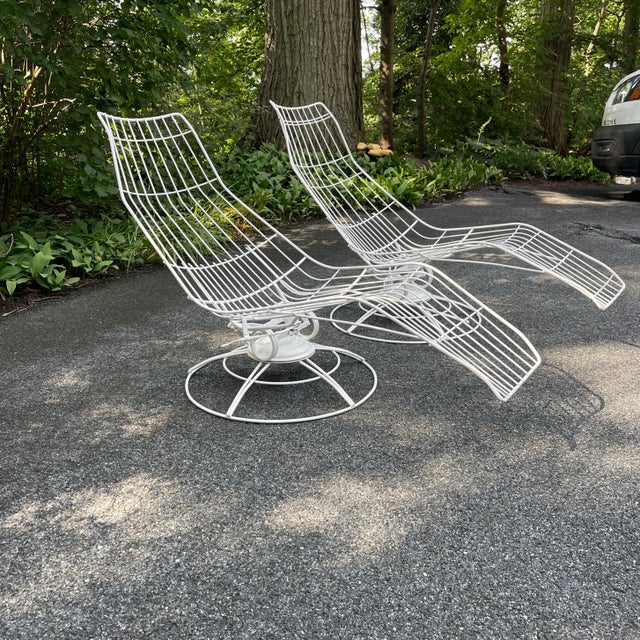 1950s Pair of MCM Wrought Iron Siesta Chaise Loungers Attributed to Homecrest For Sale - Image 5 of 9