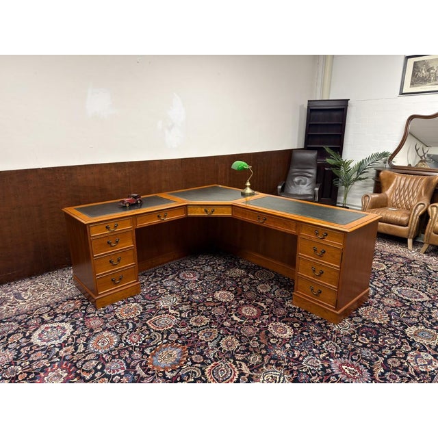 English Chesterfield Corner Desk, in Good conditions. Designed 1920 to 1949