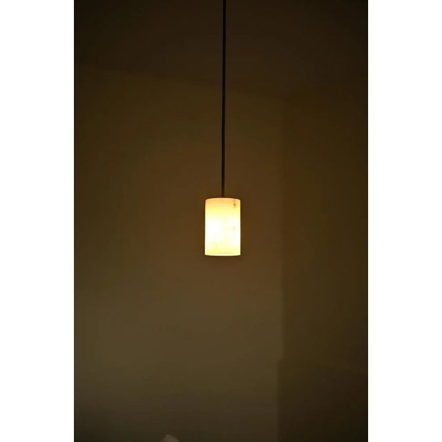 Maniko pipo 12 white alabaster pendant lamp by simone & marcel dimensions: d 8 x w 8 x h 23 cm. Materials: alabaster,...