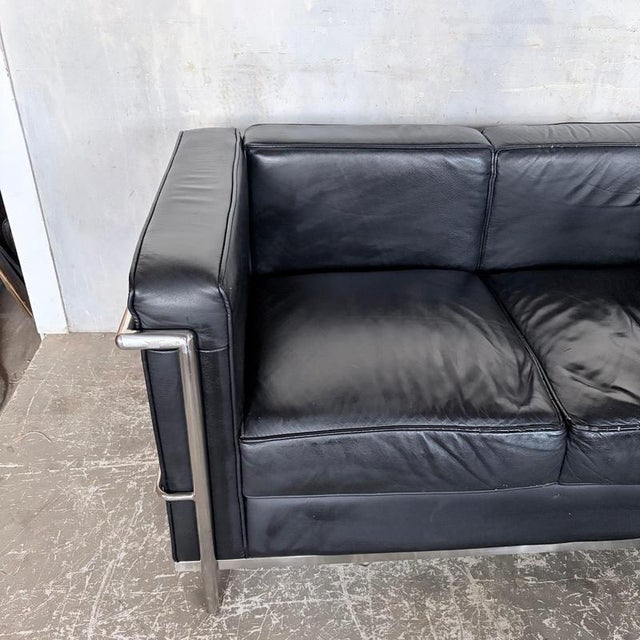 Le Corbusier Mid-Century Black Leather and Chrome Two Seater Sofa by Le Corbusier For Sale - Image 4 of 10
