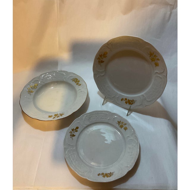 Rococo 1980s Porcelain With Gold Roses by Rosenthal - Set of 78 Pieces 1 For Sale - Image 3 of 18