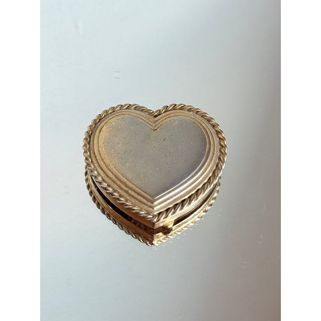 Vintage 1976 Estée Lauder “Fluted Heart” Perfume Compact For Sale - Image 4 of 13