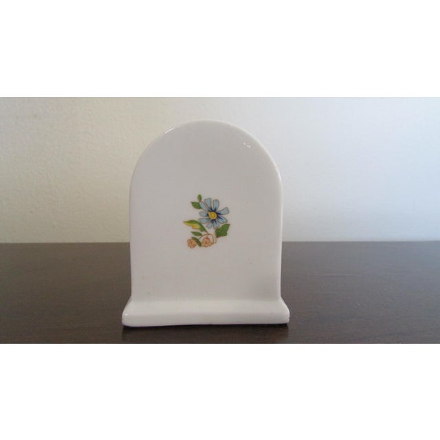 This vintage Aynsley miniature clock is a true beauty, featuring a charming cottage garden design on its glossy porcelain...