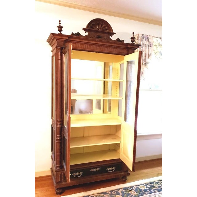 Victorian 19th-C. Belgian Aesthetic Movement Grain-Painted Three-Sided Glass Display Vitrine Cabinet For Sale - Image 3 of 13