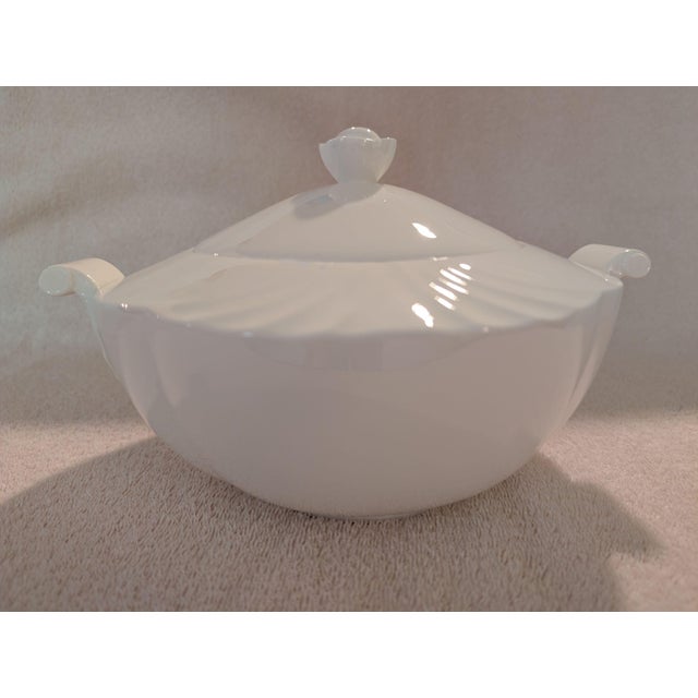 Contemporary 1980s Villeroy & Boch "Arco Weiss" 2.5 Qt Covered Vegetable/Tureen For Sale - Image 3 of 17