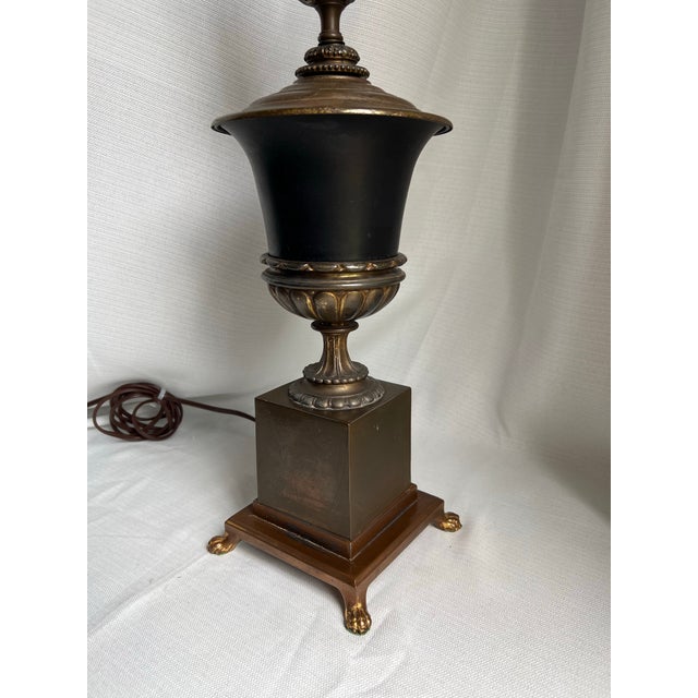 French Vintage Mid 20th Century Neoclassical Black Urn on Footed Pedestal Brass Accent Lamp For Sale - Image 3 of 12
