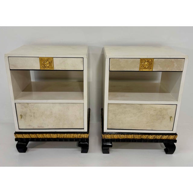 Italian Art Deco Parchment, Gold Leaf and Black Lacquer Nightstands, 1940s, Set of 2 For Sale - Image 4 of 14