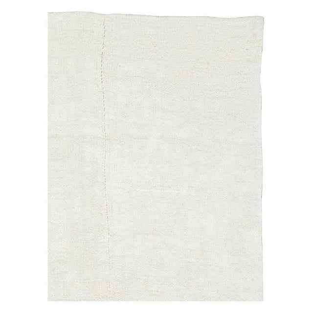 Galerie Shabab Collection Mid-20th Century Handmade Turkish Hemp Flatweave Kilim Room Size Carpet in White For Sale - Image 4 of 10