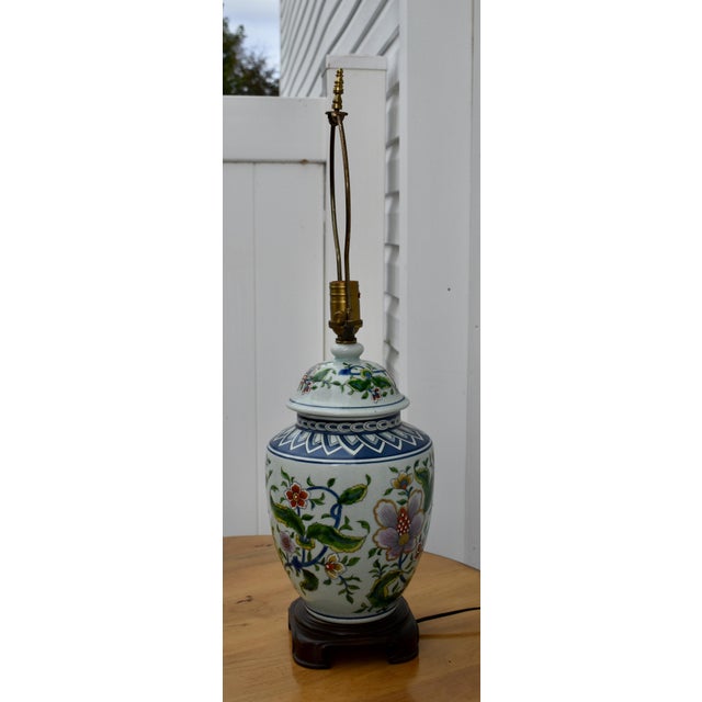 White Vintage Ceramic Table Lamp Ginger Jar Floral Hand Painted Wood Base For Sale - Image 8 of 17