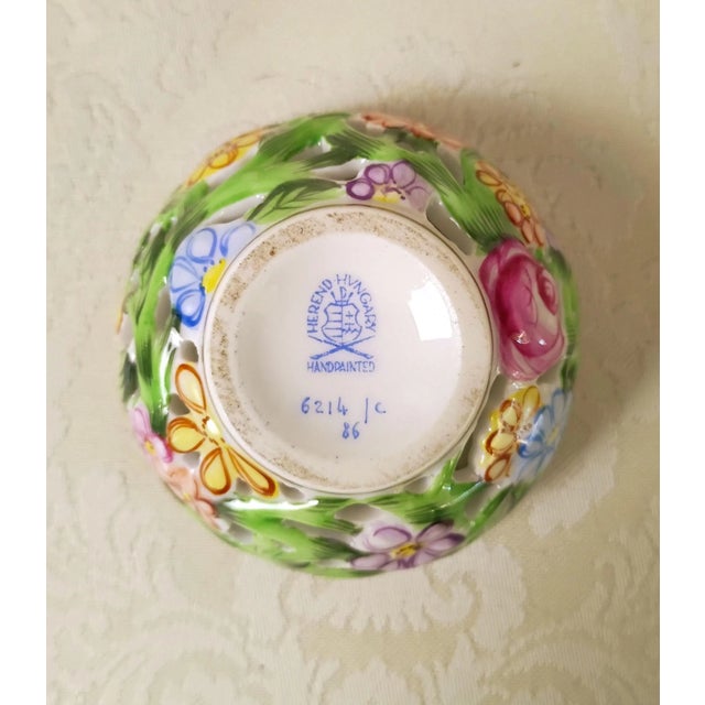 1980s 1980s Herend Hungary Bonbonniere 6214 C Reticulated Handpainted Porcelain Box Green Lattice Strawberry Finial Grandmillennial Small Vanity Decor For Sale - Image 5 of 12