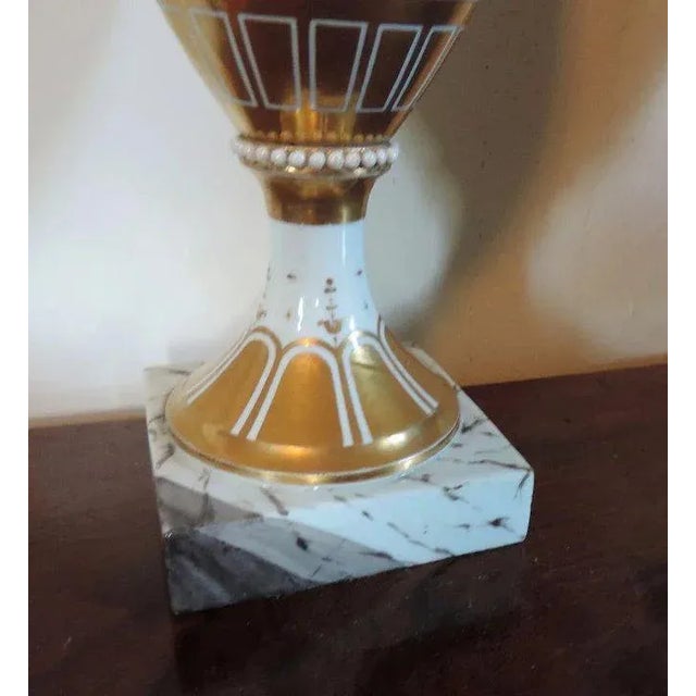 Early 19th Century Neoclassical French Empire Old Paris Porcelain Urn Vase For Sale In New York - Image 6 of 11