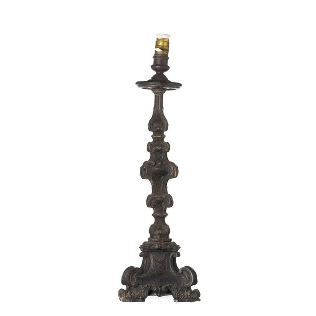 18th century Portuguese, in chestnut wood with carvings. Height: 64 cm.