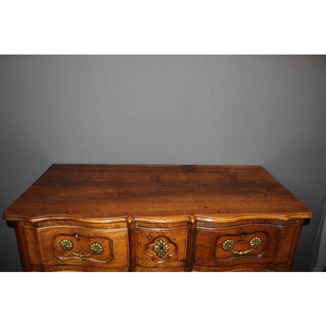 Crossbow Commode in Walnut, 18th Century For Sale - Image 6 of 13
