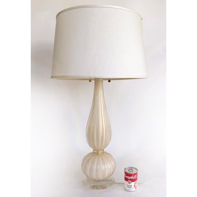 Mid-Century Modern Vintage Murano Sommeroso Gold-Infused Venetian Glass Lamp, Lucite Base, Signed For Sale - Image 3 of 10