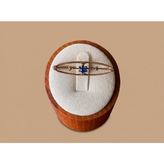Antique Edwardian-era bar pin brooch, dating from the 1900s to the 1910s. Features a classic openwork, elongated oval...