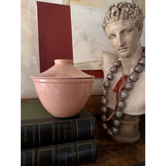 Art Deco 1950s Blush Speckled Mid Century Covered Casserole Dish Usa Stoneware For Sale - Image 3 of 11