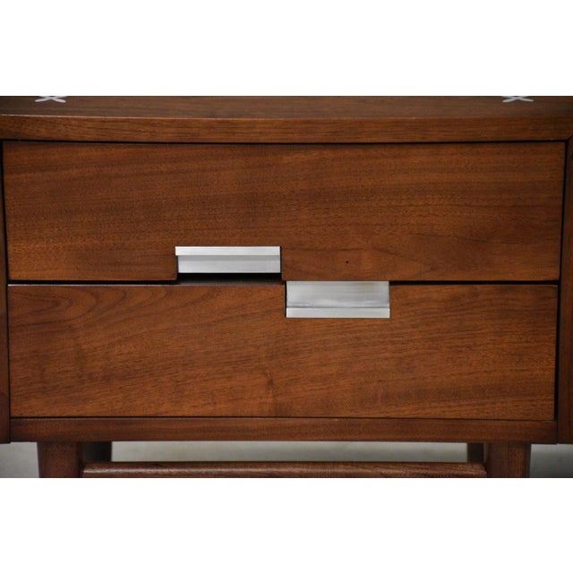 1960s Refinished American of Martinsville Walnut and Aluminum Nightstands - A Pair For Sale - Image 9 of 10