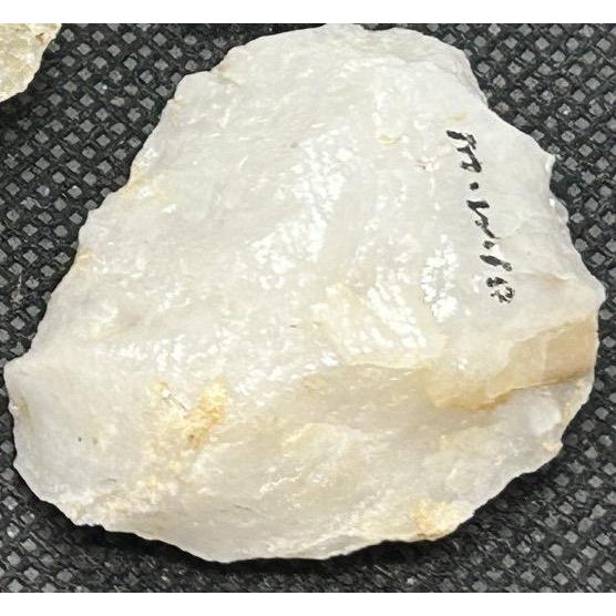 Native American Collection of 10 Antique Connecticut River Valley Quartz Points & Scrapers — Museum Cataloged For Sale - Image 3 of 15