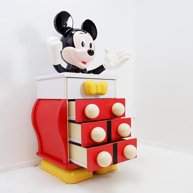 Pop Art - Vintage - Mickey Mouse Measures : 64x50cm - H: 120cm This playful piece of furniture, made of molded plastic and...