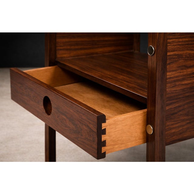 Wood Pair of Sergio Rodrigues “Yara” Jacarandá Side Tables with Glass Shelf, Brazil, 1960s - Lot 895 For Sale - Image 7 of 12