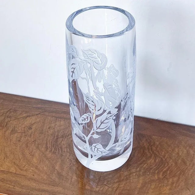 Late 20th Century Vintage Etched Cameo-Style Crystal Vase Depicting Tree Frogs by Stuart Abelman For Sale - Image 5 of 10