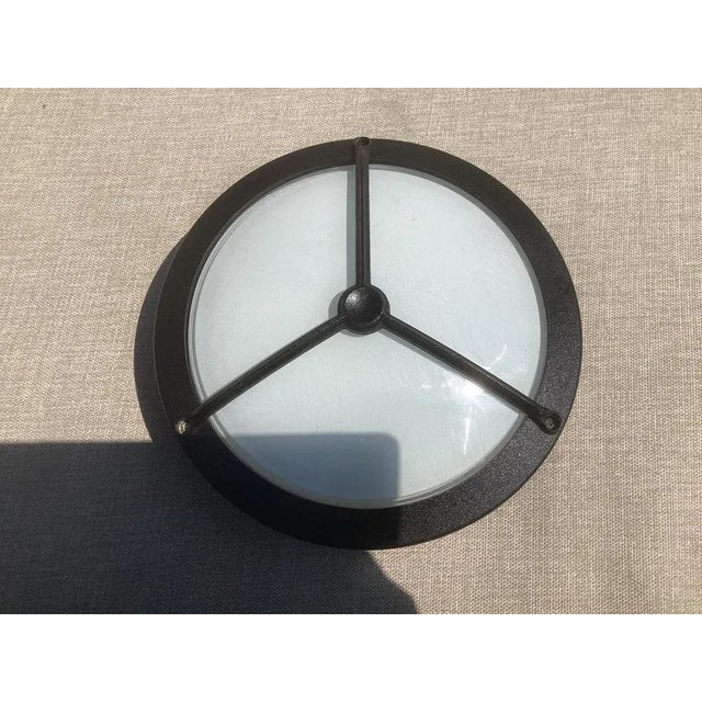 Normal Lamp holder e27 inside You can put a led blub in it This piece has an attribution mark, I am sure that it is...