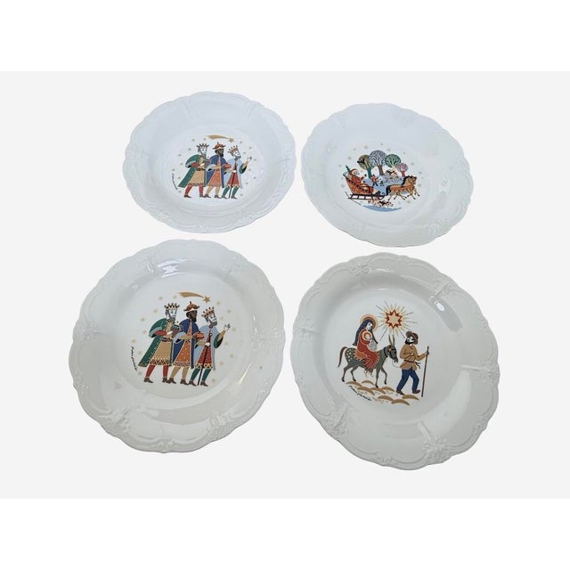 A festive set of four Tirschenreuth Christmas Baronesse porcelain dinner plates made in Germany. The classic Baronesse...