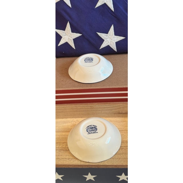 American Pair of Vintage Liberty Blue Betsy Ross Bowls – Historic Colonial Scenes Transferware, Made in England - a Pair For Sale - Image 3 of 7