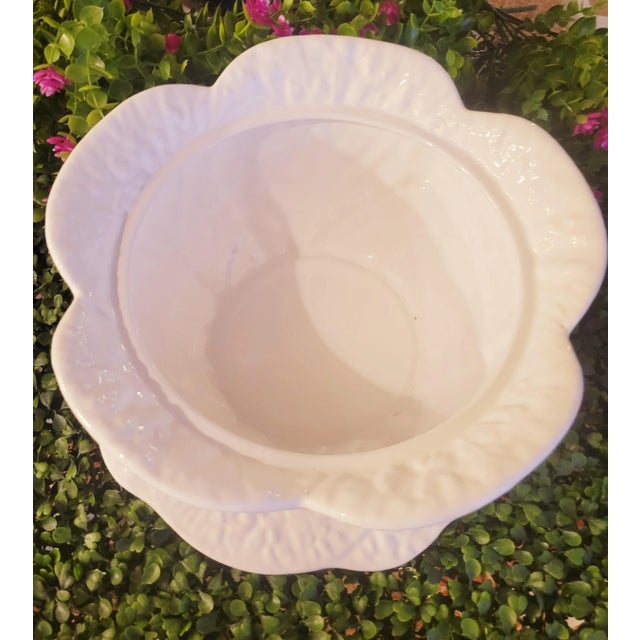 1980s Vintage White Cabbage Ware Dodie Thayer Style Large Ceramic Soup Tureen With Platter For Sale - Image 5 of 8