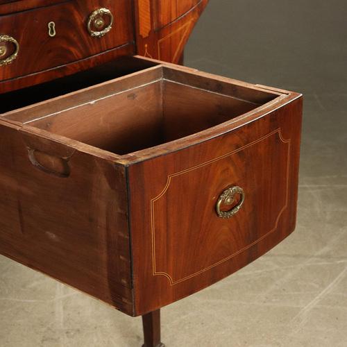English George III Sideboard in Mahogany, 1790 For Sale - Image 6 of 16