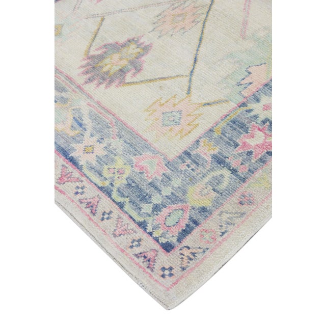 This modern Turkish Oushak rug is a stunning piece of art that has been handwoven using traditional techniques by skilled...