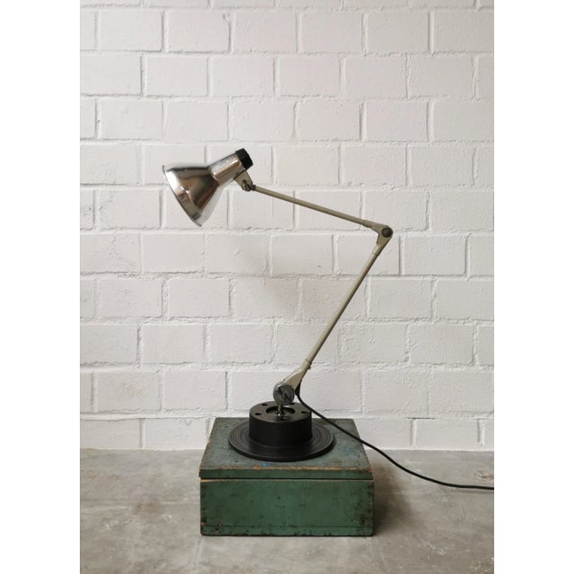 This sage green / gray Workshop lamp comes from the 1950s. -very variable by adjusting screws 3 _Schirm pivotally /...