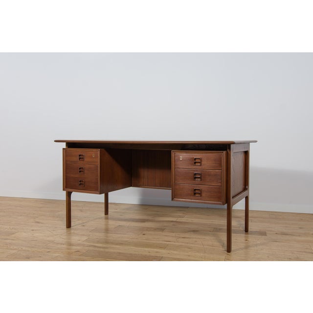 This desk is designed by Arne Vodder and manufactured by Sibast in Denmark in the 1960s. It is a good example of high...