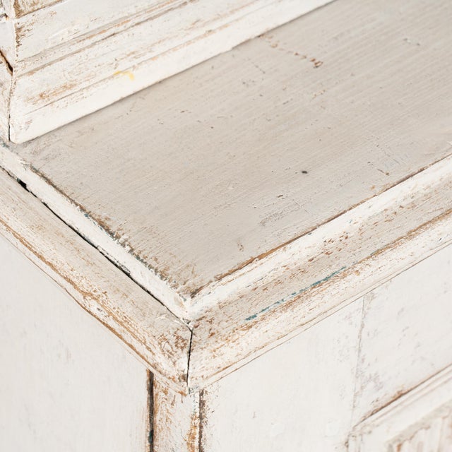 Wood 19th Century Swedish Gustavian White Painted Narrow Display Cabinet Bookcase For Sale - Image 7 of 9