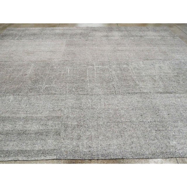 Gray Galerie Shabab Collection Mid-20th Century Handmade Turkish Flatweave Kilim Large Room Size Carpet in Grey For Sale - Image 8 of 10