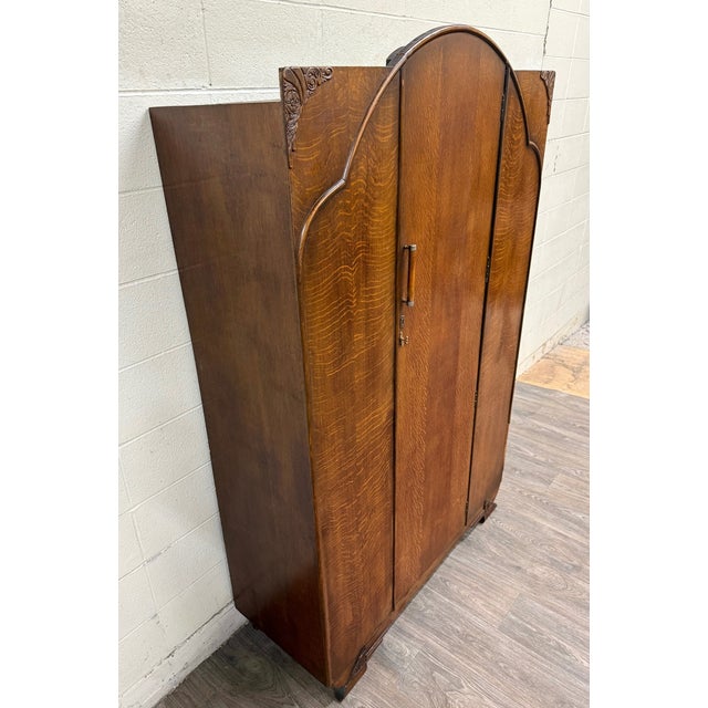 This is a vintage English Art Deco wardrobe crafted from beautifully figured quarter-sawn oak, dating to the 1930s. The...