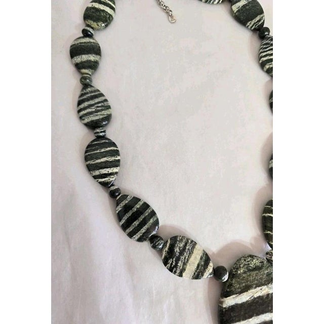 2000 - 2009 Polished Banded Agate and Sterling Silver Jewellery Set, Set of 3 For Sale - Image 5 of 18