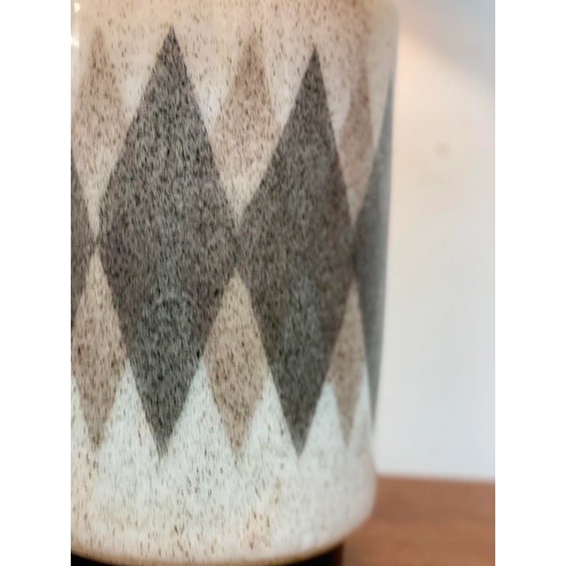 1960s Mid Century Modern Ceramic Diamond Print Table Lamp For Sale - Image 5 of 7