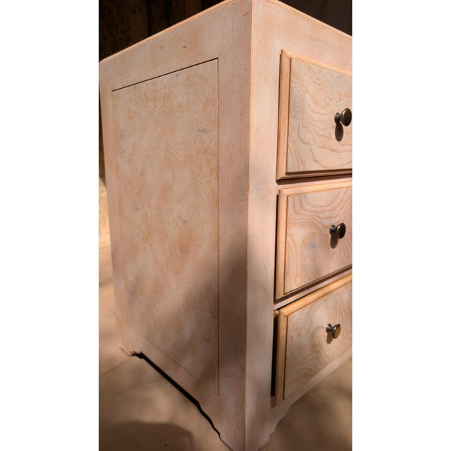 Vintage Hekman Blond 3-Drawer Bedside Chest With Bookmatched Figured Veneer For Sale - Image 13 of 18