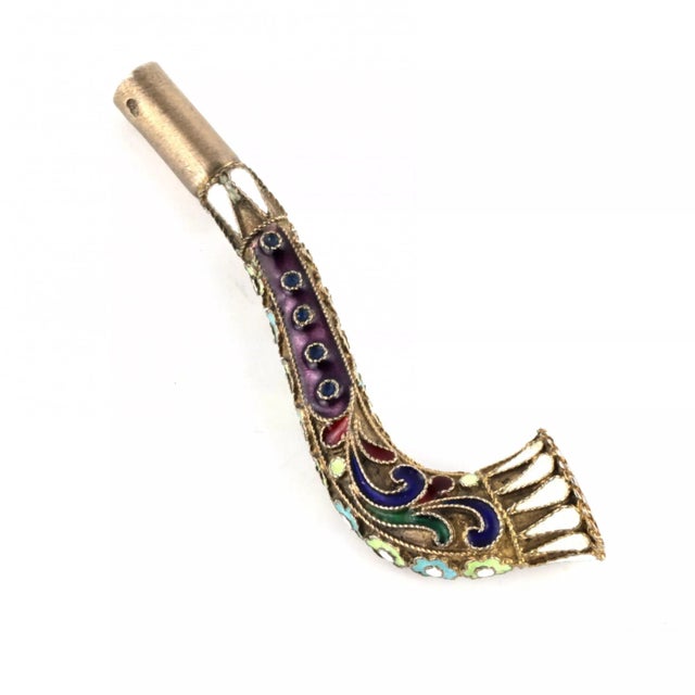 Silver mouthpiece in the form of a curved tube, in cloisonné enamel, decorated with flowers and foliage. Stamp: 916...