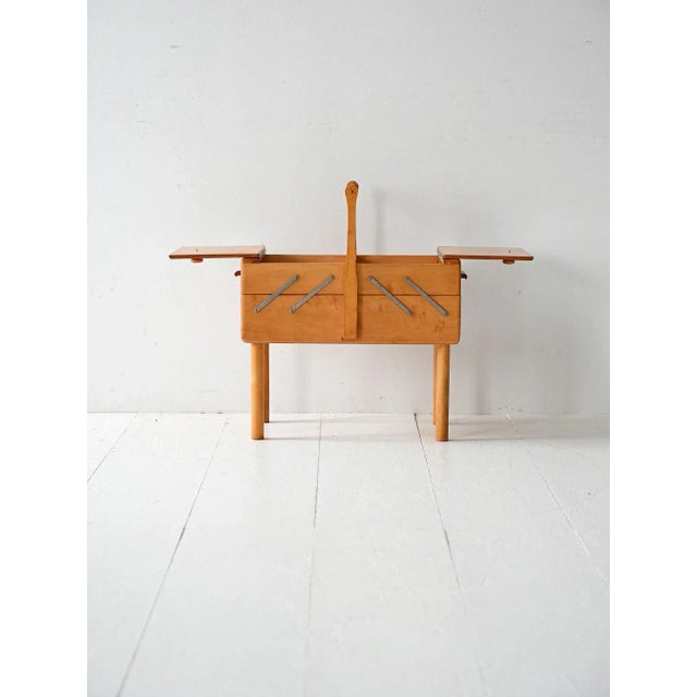 Scandinavian sewing basket from the 1950s/1960s in birch, with a central handle and accordion-opening compartments....