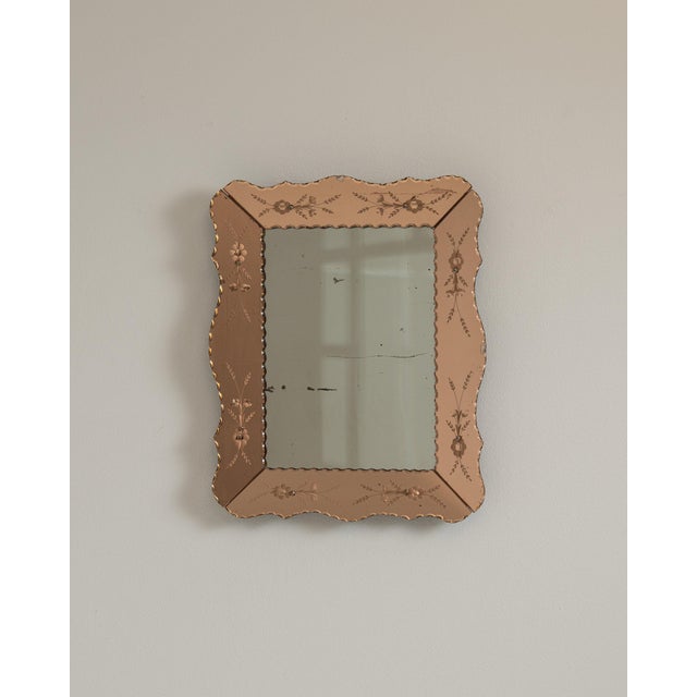 French Provincial 1940-1949 Italy Warm Blush Pink Carved Wood Mirror With Etched Border For Sale - Image 3 of 9