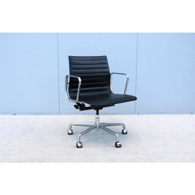 Stunning authentic mid-century modern Eames aluminum group management chair. A timeless design classic and contemporary...