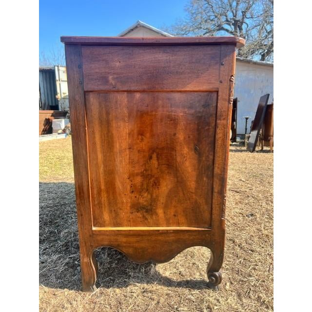 Fine 18th Century French Louis XV Provincial Burl Walnut Sideboard / Buffet. For Sale - Image 15 of 18