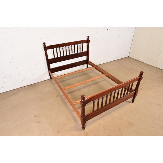 Ethan Allen Ethan Allen Style American Colonial Carved Mahogany Full Size Spindle Bed For Sale - Image 4 of 8